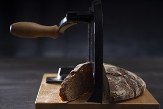 Mixed bread with hand-operated bread slicer
