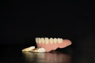 Denture upper jaw made of plastic with pulled teeth