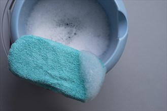 Cleaning sponge with cleaning bucket and foam