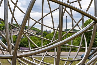 Skultur wire spans the world on the Selve roundabout with a view of Altena Castle
