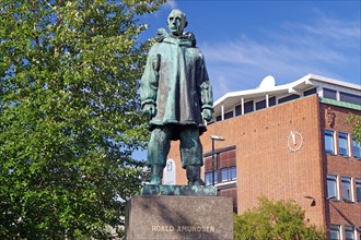 Monument to Roald Amundsen