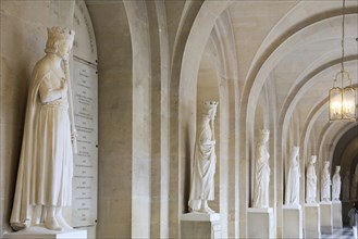 Gallery with statues of the kings of France