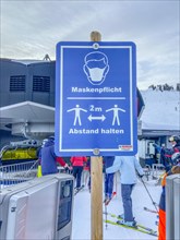Mandatory mask sign in the Hochzillertal ski area