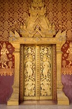 Elaborate wood carvings at Wat Saens entrance door