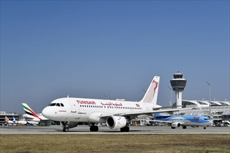 Tunisair Airbus 319 in front of TUIfly Boeing B737-85