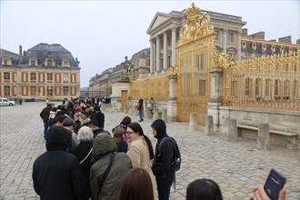 Queue of tourists in front of the morning opening to visit the palace