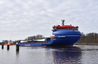 Cargo ship transports rotor blades for wind turbines through the Kiel Canal