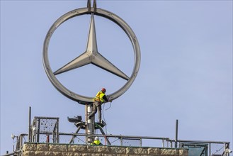 Mercedes star on the station tower is being dismantled. During the approximately 250 million euro refurbishment of the Bonatzbau