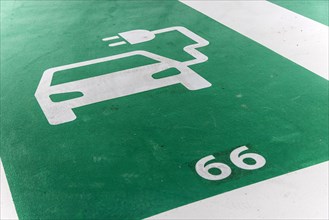 Parking space at a charging point for electric vehicles