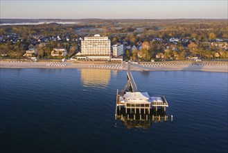 Grand Hotel Seeschloesschen and jetty with restaurant Wolkenlos