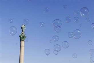 Soap bubbles above the Schlossplatz with Jubilee Column and the Roman goddess Concordia
