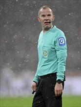 Referee Marco Fritz in the snow flurry