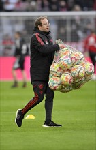 Coaches with match balls in ball net
