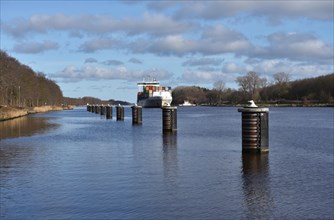 Container ship drives into a deviation point on the Kiel Canal