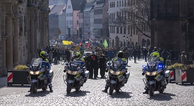 Police accompany the demonstration fridays for future