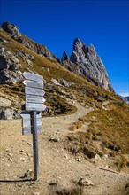 Signpost to theGeisler Group with the Sas Rigais peak, Val Gardena, Dolomites, South Tyrol, Italy, Europe