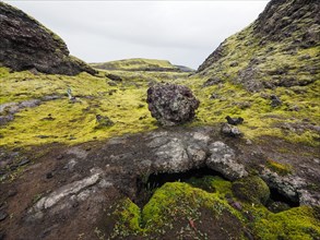 Fissure after volcanic eruption, moss-covered volcanic landscape, Laki crater or Lakagigar, Highlands, South Iceland, Suourland, Iceland, Europe