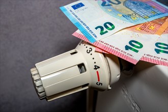Heating valve with banknotes lying on it