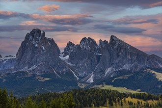Snow-covered mountain peaks of the Sassolungo group in the evening light, Alpe di Siusi, Val Gardena, Dolomites, South Tyrol, Italy, Europe