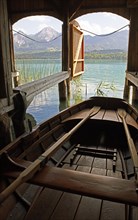 Boathouse on Lake Faak, Mittagskogel at the back, Villach and Finkenstein municipalities, Carinthia, Austria, Europe