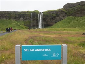 Sign, tourists on the way to the waterfall, Seljalandsfoss, break-off edge of the highlands, south coast, Iceland, Europe