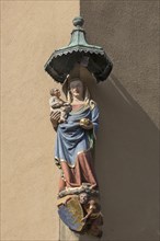 Sculpture of Mary under a canopy, house figure on a residential building, Obstmarkt, Nuremberg, Middle Franconia, Bayerrn, Germany, Europe
