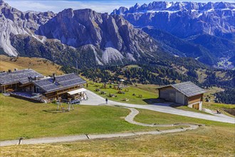 Sofiehuette, in the background the Puez group and the Sella massif, Val Gardena, Dolomites, South Tyrol, Italy, Europe