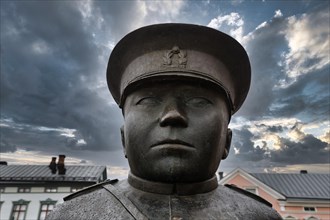 Toripolliisi, market policeman, statue in bronze on the market square, close-up of the head, sculptor Kaarlo Mikkonen, Oulu, North Ostrobothnia, Finland, Europe