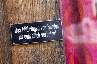 Bringing dogs is forbidden by the police, sign on a door, Stuttgart, Baden-Wuerttemberg, Germany, Europe