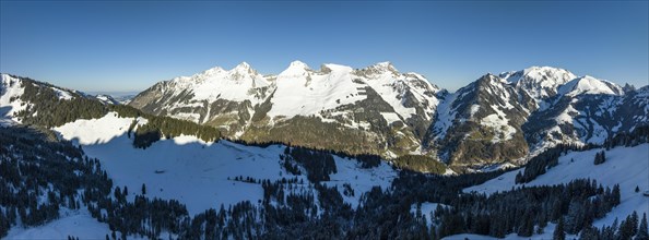 View to Choerblispitz and Euschelspass, left Laubspitz, winter landscape, Jaun, Fribourg, Switzerland, Europe