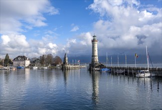 Harbour entrance of Lindau Harbour, pier with New Lindau Lighthouse and Bavarian Lion, Lindau Island, Lake Constance, Bavaria, Germany, Europe