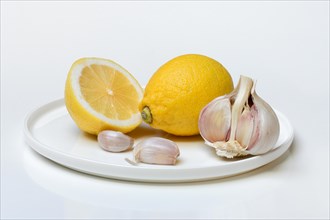 Ingredients for lemon garlic cure, lemon, garlic, ginger