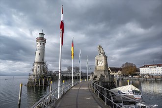Lion pier with Bavarian Lion, behind New Lindau Lighthouse, Lindau harbour entrance, Lindau Island, Lake Constance, Bavaria, Germany, Europe
