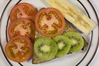 Power breakfast, wholemeal roll, tomato, kiwi, tomato slices