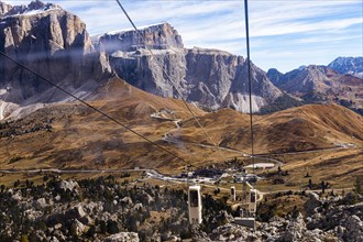 Cable car from the Sella Pass to the Sassolungo Pass, Sella Pass and Sella massif in the background, Dolomites, South Tyrol, Italy, Europe