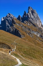 Hiking trail to the Geisler Group with the Sas Rigais peak, Val Gardena, Dolomites, South Tyrol, Italy, Europe