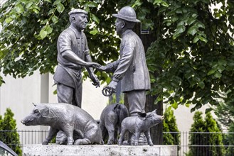 Saumarkt monument in the fishermens quarter shows farmer and butcher trading pigs, Ulm, Baden-Wuerttemberg, Germany, Europe