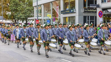 Festzug, procession of the Wiesnwirte, marching past of a brass band, Oktoberfest, Munich, Upper Bavaria, Bavaria, Germany, Europe
