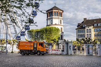Sweeper of the city cleaning AWISTA at the Burgplatz in the old town, Duesseldorf, North Rhine-Westphalia, Germany, Europe