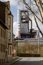 Residential area Duisburg-Bruckhausen, behind industrial scenery with blast furnace of Thyssenkrupp Steel Europe AG, Duisburg, North Rhine-Westphalia, Germany, Europe