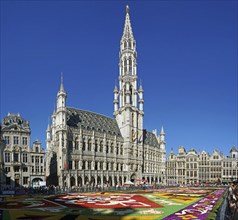 Flower carpet and tourists on the Grote Markt