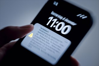 Symbol photo: A message for the Nationwide Warning Day 2022 appears on a smartphone. Emergency alert, trial warning, Nationwide Warning Day 2022 Thu. 08.12.2022, 10:59 hrs, trial warning. Berlin, 08.1...