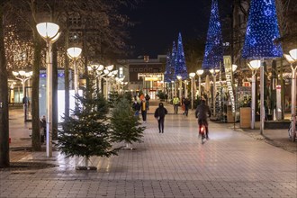 Pedestrian zone Koenigstrasse, city centre, pre-Christmas period during the coronavirus pandemic, small Christmas market and few Christmas decorations, evening shot, night shot, Duisburg, North Rhine-...