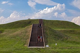 Monks Mound is the largest prehistoric earthen construction in the Americas, Chokia Mounds State Historic Site, Collinsville, Illinois, USA, North America