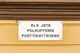 Polite sign on wooden facade, old wooden house, inscription, please do not park bicycles, Finnish, Old Town of Rauma, UNESCO World Heritage Site, Satakunta, Finland, Europe