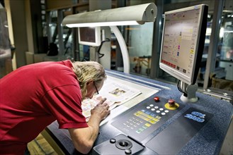 Large-scale printing plant: Meteur checks print quality. Stuttgart, Baden-Wuerttemberg, Germany, Europe