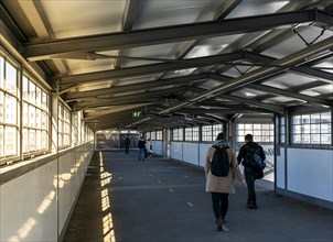 Travellers, connecting bridge at Ostkreuz station, Friedrichshain, Berlin, Germany, Europe