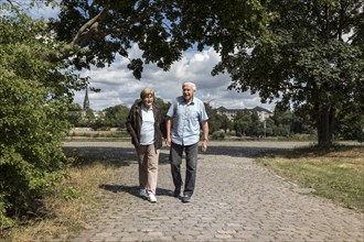Retired couple during a walk along the Elbe, Elbe meadows, pensioners, retirement, retirement, couple, Dresden, Saxony, Germany, Europe