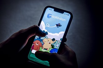 The logo of the distributed microblogging service app Mastodon is displayed on a smartphone. Berlin, 14.11.2022, Berlin, Germany, Europe