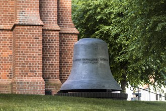 Bell in front of Meldorf Cathedral, in memory of the fallen brothers, Meldorf, Schleswig-Holstein, Germany, Europe